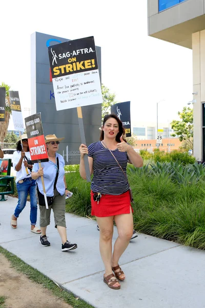 LOS ANGELES - 1 Ağustos 2023 tarihinde Netflix at SAG / AFTRA and WGA Strike at the Netflix out at the Netflix Centre of Los Angeles, CA