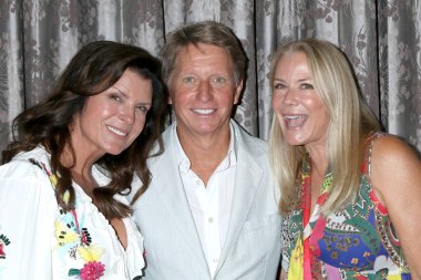 LOS ANGELES - 6 AUG: Kimberlin Brown, Bradley Bell, Katherine Kelly Lang at The Bold and the Beautiful Fan Luncheon at the Burbank Marriott 6 Ağustos 2023, Burbank, CA