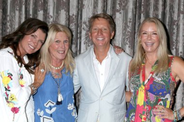 LOS ANGELES - 6 AUG Kimberlin Brown, Alley Mills, Bradley Bell, Katherine Kelly Lang at The Bold and the Beautiful Fan Luncheon at the Burbank Marriott 6 Ağustos 2023, Burbank, CA