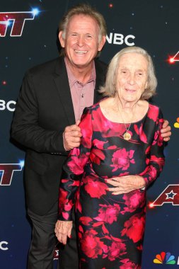 Ray Wold, anne Corinne, Amerika 'nın Yetenek Sizsiniz 18. Sezon Kırmızı Halı Oteli' nde 22 Ağustos 2023 'te Pasadena, C