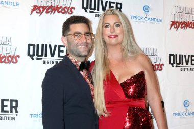 LOS ANGELES - 30 Eylül 2023 'te Beverly Hills, C' deki Güzel Sanatlar Tiyatrosu 'nda Psikoz LA Gösterimi' nde Charlie Shrem, Courtney Warner Travma Terapisinde.