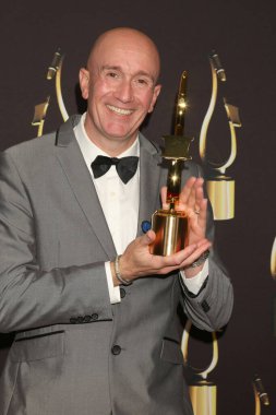 LOS ANGELES - 9 Aralık 2023 'te Beverly Hilton Oteli' nde 10. Yıllık Ses Sanatları ve Bilimleri Topluluğu Ses Ödülleri Kazananlar Çemberi 'nde Simon Kennedy