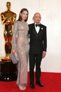 Daniela Lavender, Sir Ben Kingsley, 10 Mart 2024 'te Dolby Tiyatrosu' ndaki 96. Akademi Ödülleri 'nde.