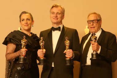 Christopher Nolan, Emma Thomas, Charles Roven, 10 Mart 2024 'te Dolby Tiyatrosu 96. Akademi Ödülleri Basın Odası' nda.