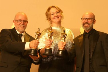 Josh Weston, Nadia Stacey, Mark Coulier, 10 Mart 2024 'te Dolby Tiyatrosu' ndaki 96. Akademi Ödülleri Basın Salonu 'nda.