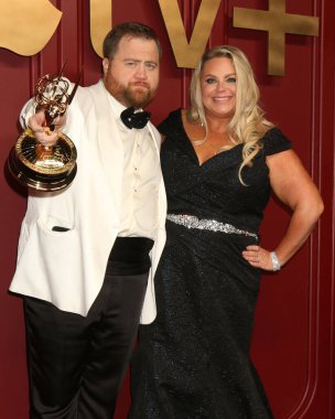 LOS ANGELES - 15 Ocak 2024 'te Los Angeles, C' de düzenlenen 2024 AppleTV Post Emmy Partisi 'nde Paul Walter Hauser, Amy Hauser.