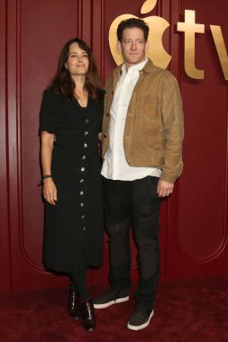 LOS ANGELES - 15 Ocak 2024 tarihinde Los Angeles, CA 'de düzenlenen 2024 AppleTV Post Emmy Partisi' nde Raye Levine, Sawyer Spielberg