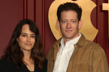 LOS ANGELES - 15 Ocak 2024 tarihinde Los Angeles, CA 'de düzenlenen 2024 AppleTV Post Emmy Partisi' nde Raye Levine, Sawyer Spielberg