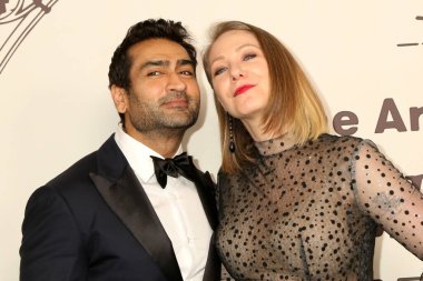 LOS ANGELES - 6 Ocak 2024 'te Los Angeles, CA' da Wiltern Tiyatrosu 'ndaki Elysium HEAVEN Galasında Kumail Nanjiani, Emily V. Gordon