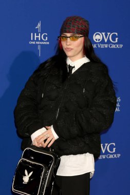 LOS ANGELES - 4 Ocak 2024 'te Palm Springs Uluslararası Film Festivali Galası' nda Billie Eilish Palm Springs Kongre Merkezi 'ne geldi.