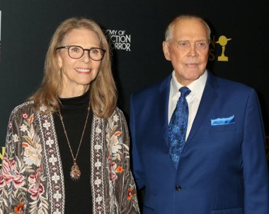 LOS ANGELES - 4 Şubat 2024 'te Burbank Kongre Merkezi' nde 2024 Saturn Ödülleri 'nde Lindsay Wagner, Lee Majors
