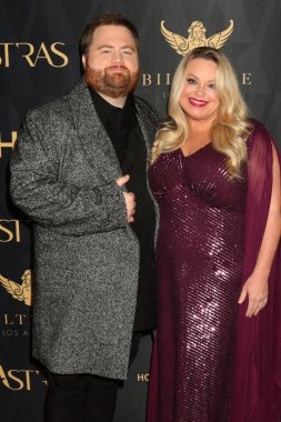 LOS ANGELES - 8 Ocak 2024 tarihinde Los Angeles, CA 'da Biltmore Otel' de ASTRA TV Ödülleri 'nde Paul Walter Hauser, Amy Elizabeth Boland