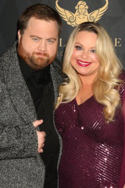 LOS ANGELES - 8 Ocak 2024 tarihinde Los Angeles, CA 'da Biltmore Otel' de ASTRA TV Ödülleri 'nde Paul Walter Hauser, Amy Elizabeth Boland