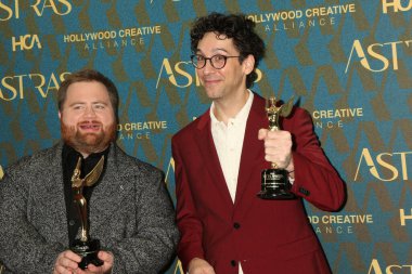 LOS ANGELES - 8 Ocak 2024 tarihinde Los Angeles, CA 'da Biltmore Otel' de ASTRA TV Ödülleri 'nde Paul Walter Hauser, Rick Glassman