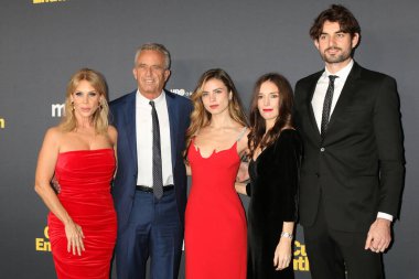 LOS ANGELES - 30 Ocak: Cheryl Hines, Robert F. Kennedy Jr., Giulia Be, misafir, Conor Kennedy, Curb Your Cohusiasm Sezon 12: Amerika Yönetmenler Birliği 'nin galasında 30 Ocak 2024, Los Angeles, CA