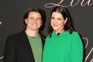 Jason Ritter, Melanie Lynskey, 3 Şubat 2024 'te Westwood, CA' da Bruin Tiyatrosu 'ndaki 