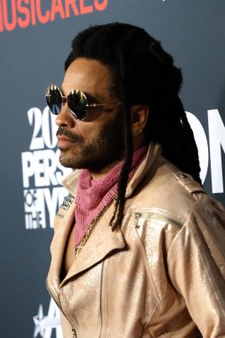 LOS ANGELES - 2 Şubat 2024 tarihinde Los Angeles, CA 'da Jon Bon Jovi' yi onurlandıran 2024 MusiCares Person of the Year 'da Lenny Kravitz