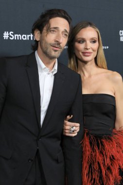 LOS ANGELES - 4 Şubat 2024 'te Los Angeles, CA' da Nya Studios West 'teki Universal Music Group Grammy Ödülleri' nde Adrian Brody, Georgina Chapman