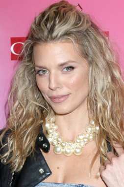 15 Mart 2024 'te Los Angeles, CA' da, Clarins 'in Yeni Ürün Fırlatma Partisi' nde AnnaLynne McCord.