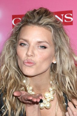 15 Mart 2024 'te Los Angeles, CA' da, Clarins 'in Yeni Ürün Fırlatma Partisi' nde AnnaLynne McCord.