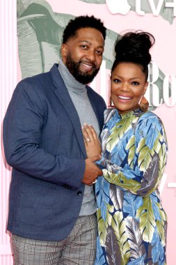 Anthony Davis, Yvette Nicole Brown 14 Mart 2024 'te Beverly Hills, CA' de Samuel Goldwyn Tiyatrosu 'ndaki Palm Royal World Premiere gösteriminde.