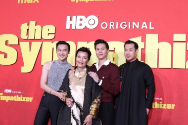 LOS ANGELES - 9 Nisan: Oyuncular Duy Nguyen, Kieu Chinh, Hoa Xuande, Fred Nguyen Khan The Sympathizer HBO Premiere Screening at the Paramount Theater at Los Angeles, CA