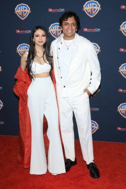 Saleka Shyamalan, M. Night Shyamalan, Warner Brothers CinemaCon Basın Hattı 'nda 9 Nisan 2024' te Las Vegas, NV 'deki Caesar' s Palace Theatre 'da.