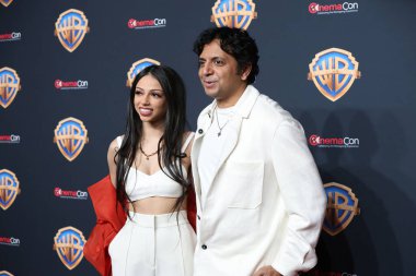 Saleka Shyamalan, M. Night Shyamalan, Warner Brothers CinemaCon Basın Hattı 'nda 9 Nisan 2024' te Las Vegas, NV 'deki Caesar' s Palace Theatre 'da.