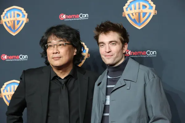 Bong Joon Robert Pattinson Warner Brothers Cinemacon Press Line Caesar — Photo