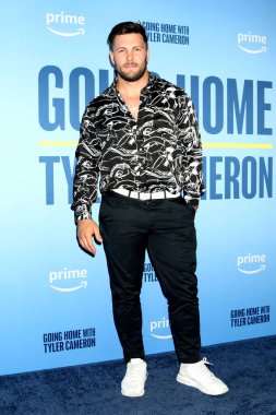 LOS ANGELES, ABD - 10 Nisan 2024 'te Tyler Cameron' la birlikte 10 Nisan 2024 'te Batı Hollywood, CA' da bulunan 1.