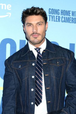 LOS ANGELES, ABD - 10 Nisan 2024 'te Tyler Cameron' la birlikte 10 Nisan 2024 'te Batı Hollywood, CA' da bulunan 1.