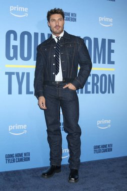 LOS ANGELES, ABD - 10 Nisan 2024 'te Tyler Cameron' la birlikte 10 Nisan 2024 'te Batı Hollywood, CA' da bulunan 1.
