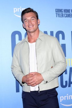 LOS ANGELES, ABD - 10 Nisan 2024 'te Tyler Cameron ile birlikte 10 Nisan 2024' te Batı Hollywood, CA 'da bulunan 1.