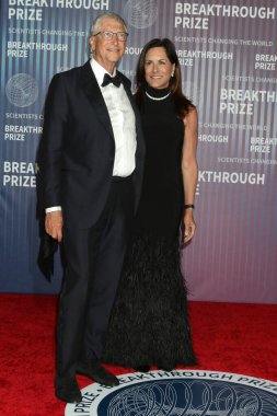 LOS ANGELES, ABD - 13 Nisan: Bill Gates, Paula Hurd, 13 Nisan 2024 'te Los Angeles' ta Akademi Sinema Müzesi 'nde 10.