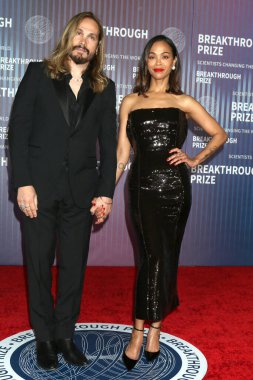 LOS ANGELES, ABD - 13 Nisan: Marco Perego, Zoe Saldana, 13 Nisan 2024 'te Los Angeles, Kaliforniya' da Akademi Sinema Müzesi 'nde 10.