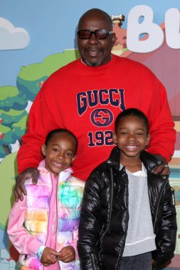 LOS ANGELES, ABD - 13 Nisan: Bobby Brown, Bodhi, Brown, Hendrix Brown 13 Nisan 2024 'te Burbank, CA' da Disney Stüdyoları 'ndaki Bluey 