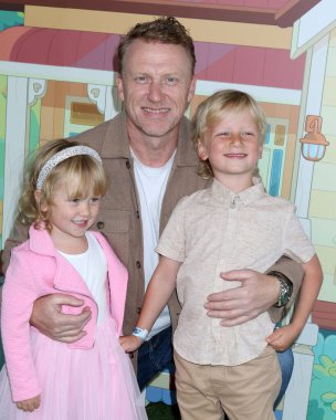 LOS ANGELES, ABD - 13 Nisan, Nava McKidd, Kevin McKidd, Aiden McKidd 13 Nisan 2024 'te Burbank, CA' da bulunan Disney Stüdyoları 'ndaki Bluey 