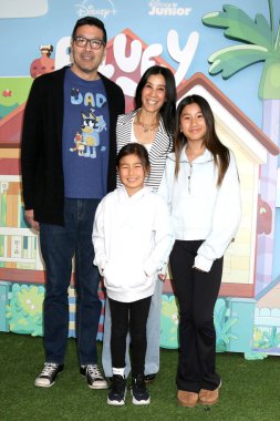 LOS ANGELES, ABD - 13 Nisan: Paul Song, Lisa Ling, Jett Ling Song, Ray Ling Song 13 Nisan 2024 'te Burbank, CA' da bulunan Disney Stüdyoları 'ndaki Bluey 