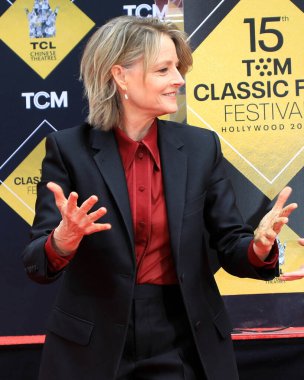 LOS ANGELES, ABD - 19 Nisan 2024 'te Jodie Foster' ın TCL Çin Tiyatrosu 'ndaki Jodie Foster Hand ve Foot Print Seremonisi