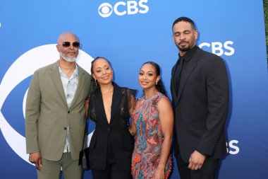 LOS ANGELES, ABD - 2 Mayıs 2024: Damon Wayans, Essence Atkins, Tetona Jackson, Damon Wayans Jr., CBS Sonbahar Önizleme Partisi Paramount Stüdyoları 'nda 2 Mayıs 2024, Los Angeles, CA