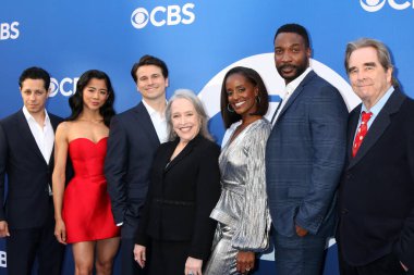LOS ANGELES, ABD - 2 Mayıs 2024: David Del Rio, Leah Lewis, Jason Ritter, Kathy Bates, Skye P. Marshall, Eme Ikwuakor, Beau Bridges Paramount Stüdyolarındaki CBS Güz Önizleme Partisi 2 Mayıs 2024 tarihinde Los Angeles, CA