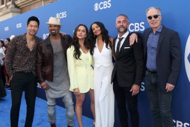 LOS ANGELES, ABD - 2 Mayıs 2024: David Lim, Shemar Moore, Anna Enger Ritch, Rochelle Aytes, Jay Harrington, Patrick St. Esprit Paramount Stüdyoları 'ndaki CBS Sonbahar Önizleme Partisi' nde 2 Mayıs 2024, Los Angeles, CA