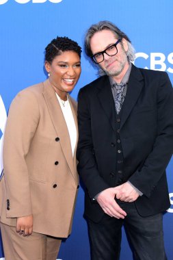LOS ANGELES, ABD - 2 Mayıs 2024: Jules Latimer, Billy Burke Paramount Stüdyolarındaki CBS Sonbahar Önizleme Partisi 'nde 2 Mayıs 2024, Los Angeles, CA