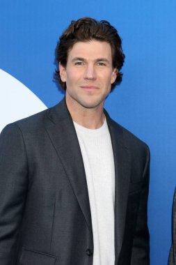 LOS ANGELES, ABD - 2 Mayıs 2024: Austin Stowell Paramount Stüdyoları 'ndaki CBS Sonbahar Önizleme Partisi' nde 2 Mayıs 2024, Los Angeles, CA