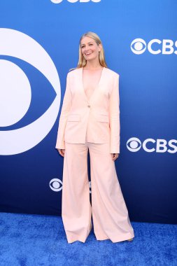 LOS ANGELES, ABD - 2 Mayıs 2024: Beth Behrs Paramount Stüdyoları 'ndaki CBS Sonbahar Önizleme Partisi' nde 2 Mayıs 2024, Los Angeles, CA