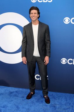 LOS ANGELES, ABD - 2 Mayıs 2024: Austin Stowell Paramount Stüdyoları 'ndaki CBS Sonbahar Önizleme Partisi' nde 2 Mayıs 2024, Los Angeles, CA