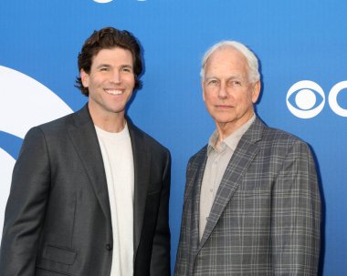 LOS ANGELES, ABD - 2 Mayıs 2024: Austin Stowell, Mark Harmon _ 1020 Paramount Stüdyolarındaki CBS Sonbahar Önizleme Partisi 'nde 2 Mayıs 2024, Los Angeles, CA