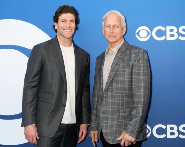 LOS ANGELES, ABD - 2 Mayıs 2024: Austin Stowell, Mark Harmon Paramount Stüdyolarındaki CBS Sonbahar Önizleme Partisi 'nde 2 Mayıs 2024, Los Angeles, CA