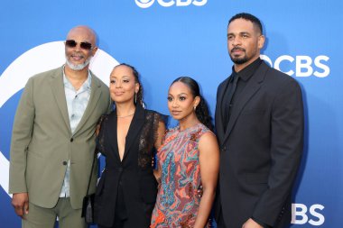 LOS ANGELES, ABD - 2 Mayıs 2024: Damon Wayans, Essence Atkins, Tetona Jackson, Damon Wayans Jr., CBS Sonbahar Önizleme Partisi Paramount Stüdyoları 'nda 2 Mayıs 2024, Los Angeles, CA