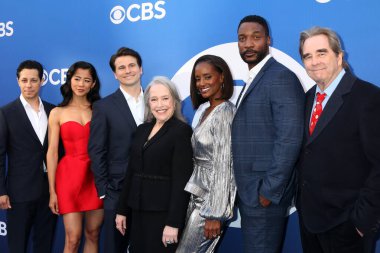 LOS ANGELES, ABD - 2 Mayıs 2024: David Del Rio, Leah Lewis, Jason Ritter, Kathy Bates, Skye P. Marshall, Eme Ikwuakor, Beau Bridges Paramount Stüdyolarındaki CBS Güz Önizleme Partisi 2 Mayıs 2024 tarihinde Los Angeles, CA